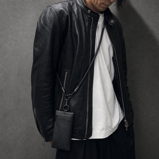 Eimless 2Wayストラップと黒い縦長ミニポーチを首掛けした男性