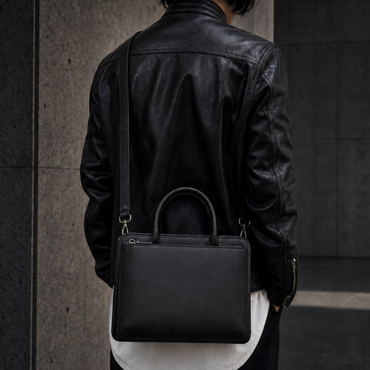 黒の2Way ミニバッグを肩掛けした人物の後ろ姿